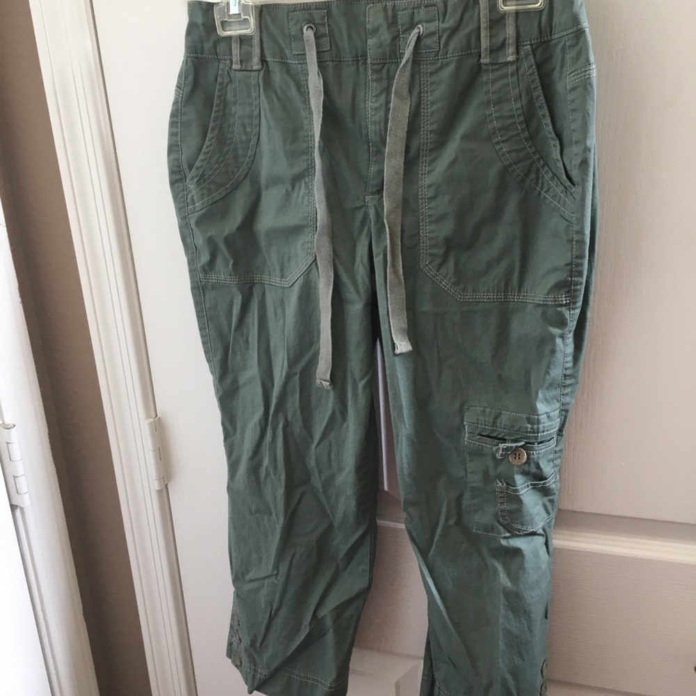 FINAL MARKDOWN Ladies Gloria Vanderbilt capris 6